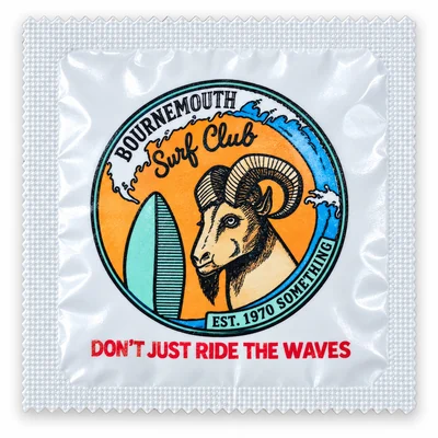 Emballage de préservatif imprimé avec l'insigne vintage d'un club de surf