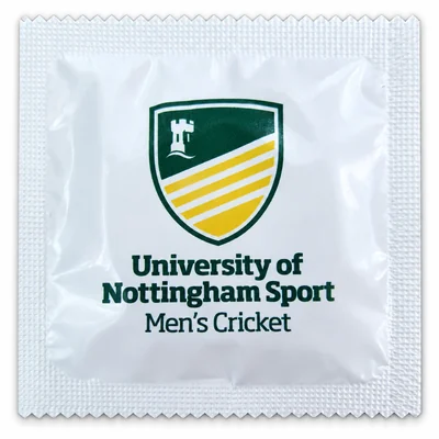 Kondomverpackung bedruckt mit dem Wappen eines Uni-Cricketclubs
