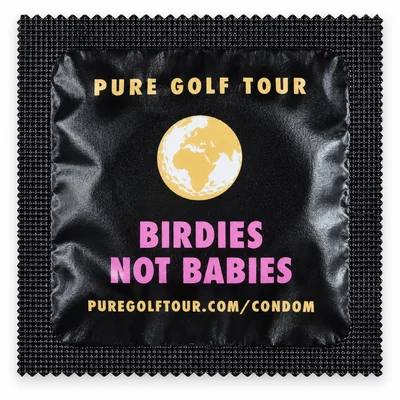 Kondomverpackung bedruckt mit dem Logo einer Golf-Tour und einem frechen Spruch